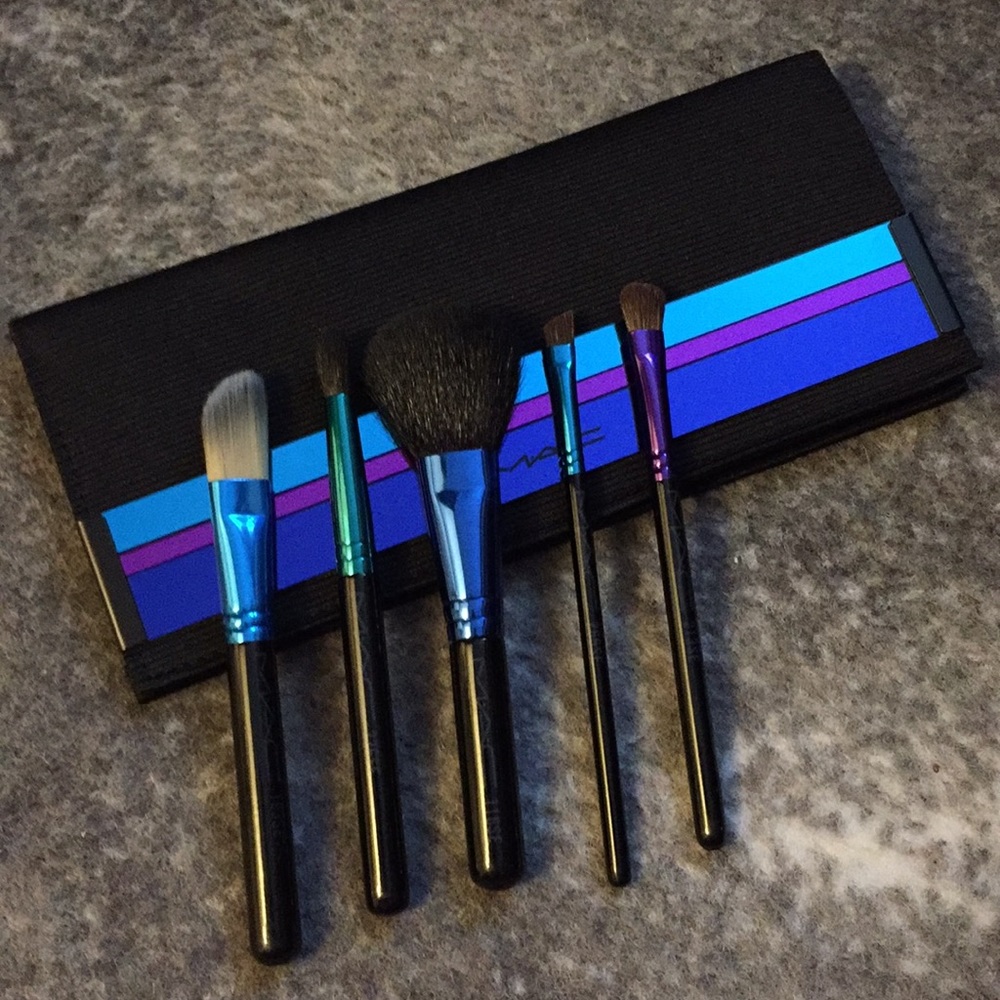 Mac cosmetics makeup brush holiday set brand new!